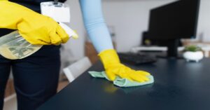 profissional de limpeza de escritório