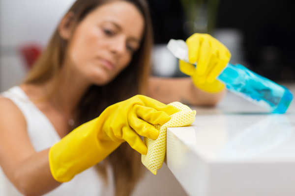 Profissional limpando superfície de pia