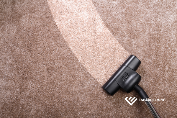 como limpar carpete de escritório